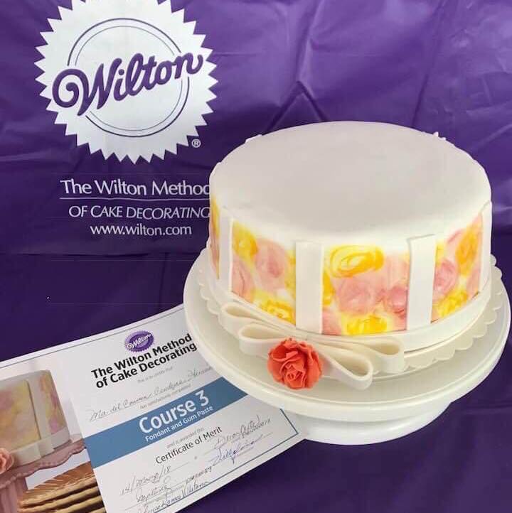 Pastel decorado con rosas y certificado del curso