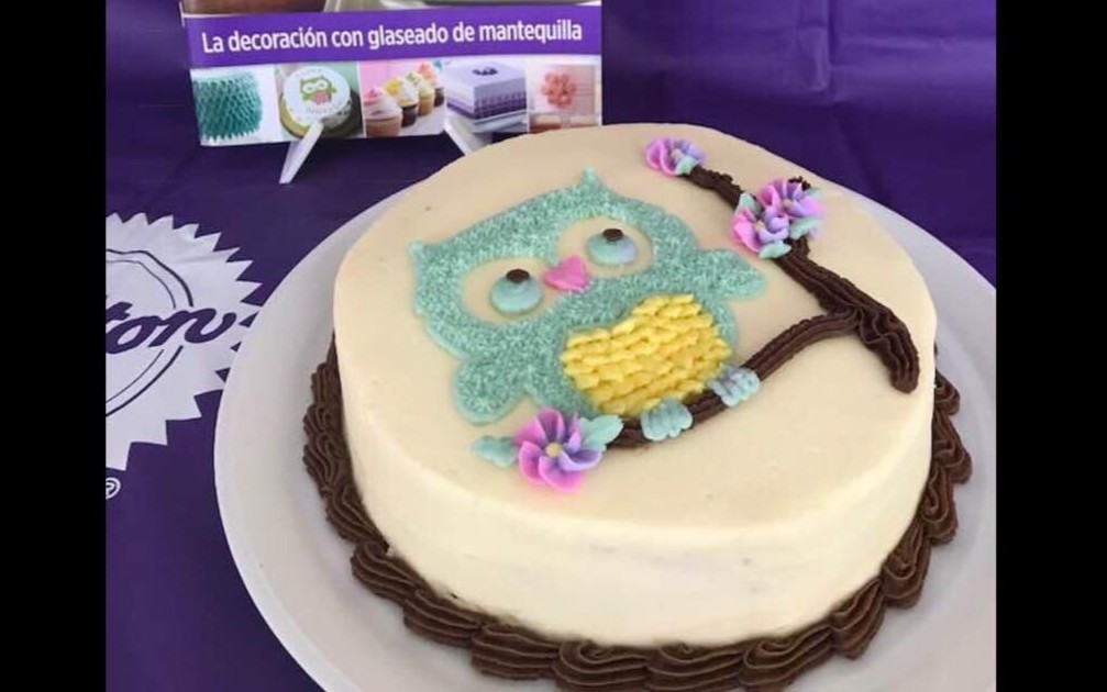 Alumnas con certificados y pasteles decorados (Buttercream Skills)